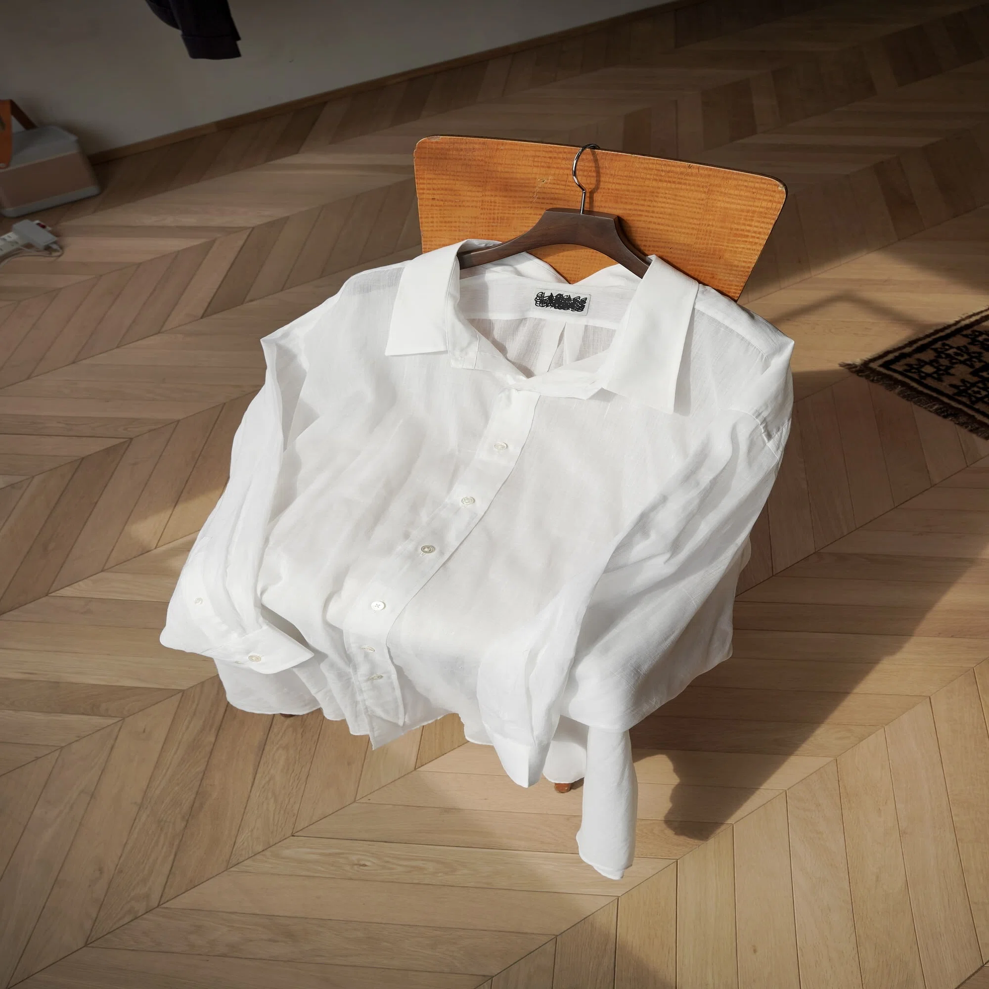風を纏うための、バカでかいシャツ｜Laurence Journal