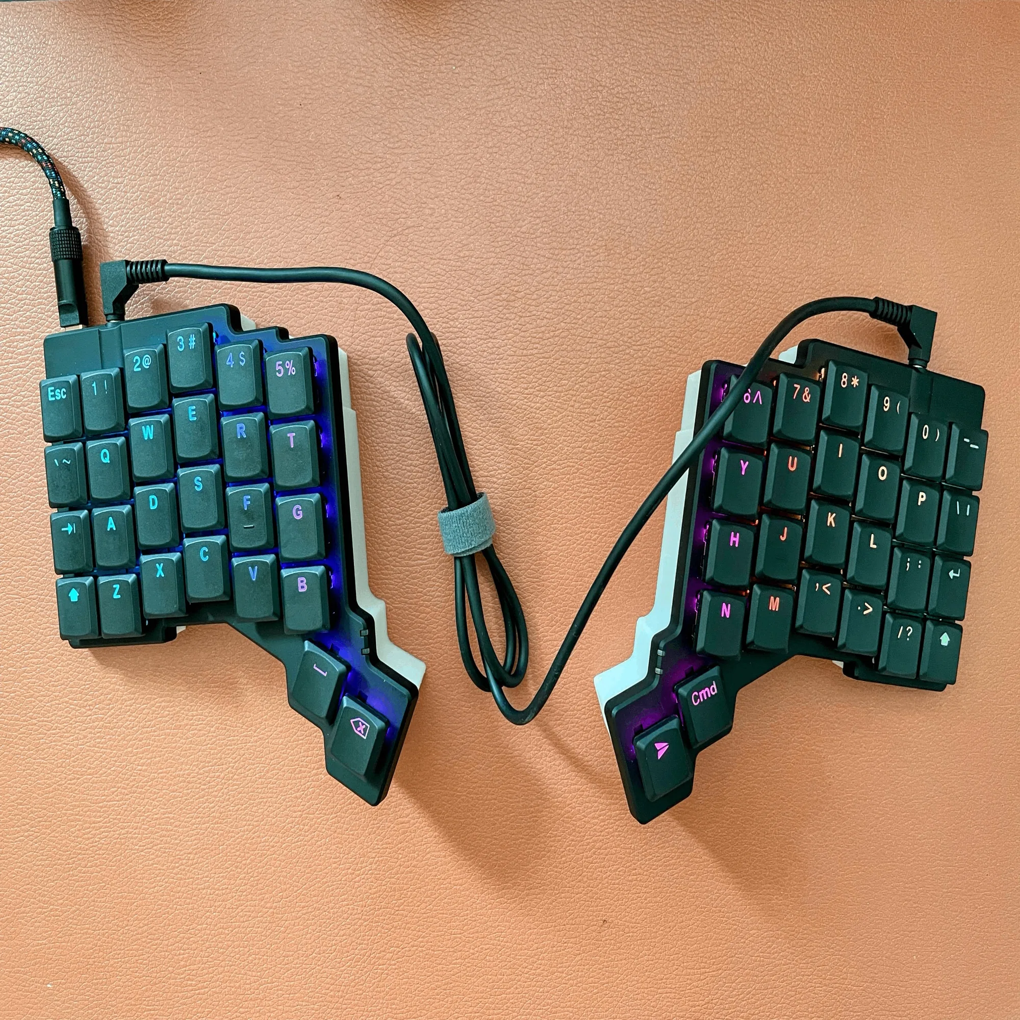 分割キーボードのテンティングとは？効果・角度・対応モデルまとめ 