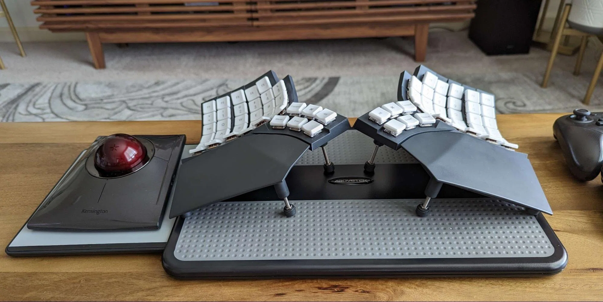 分割キーボードのテンティングとは？効果・角度・対応モデルまとめ 