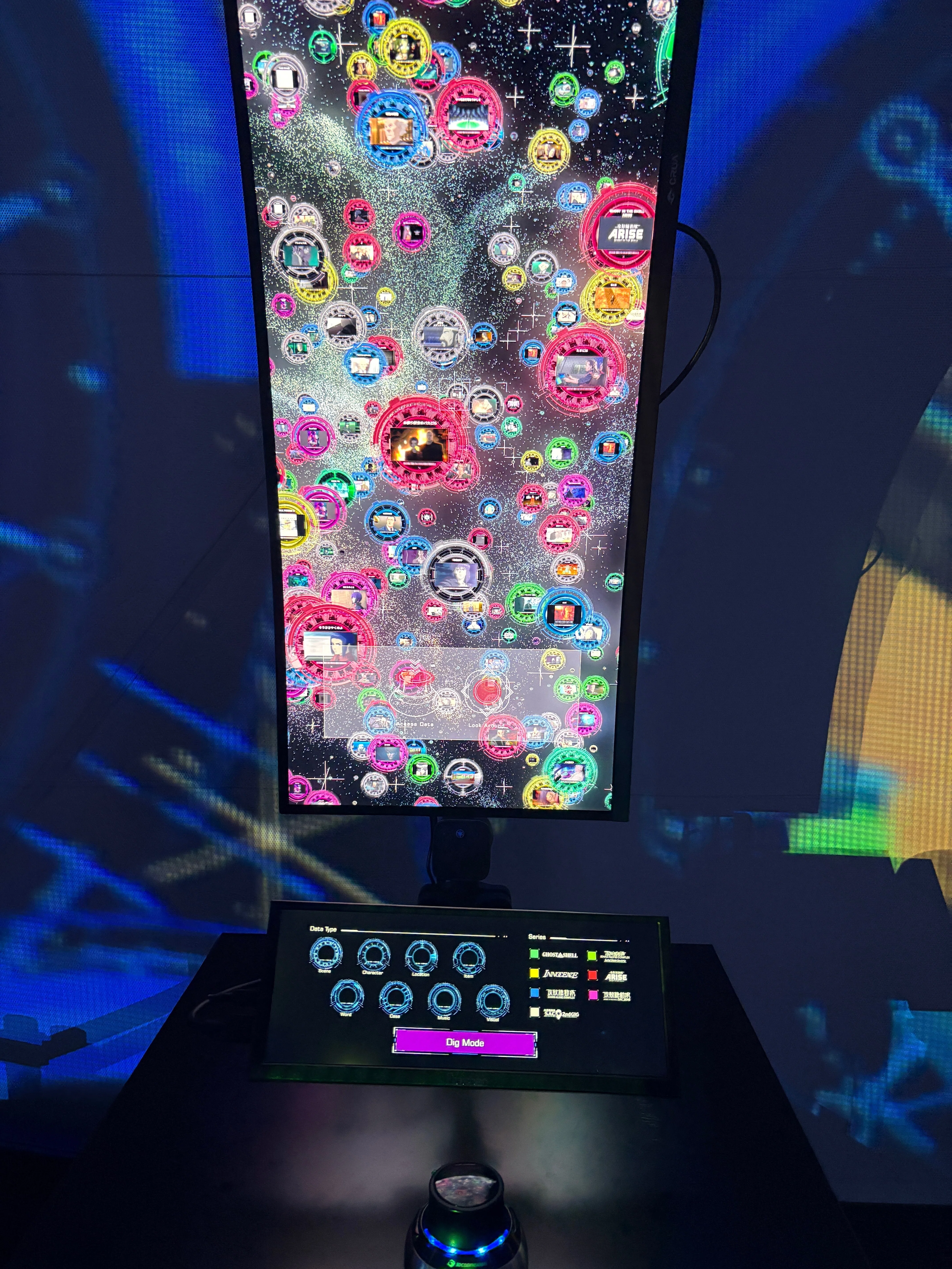 悪魔の顔デザインの電子機器 攻殻機動隊展レポート。光学迷彩・笑い男・タチコマの電脳通信をAR