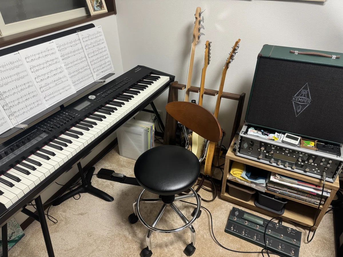 趣味の音楽ゾーン。ギター、ピアノ、ベース