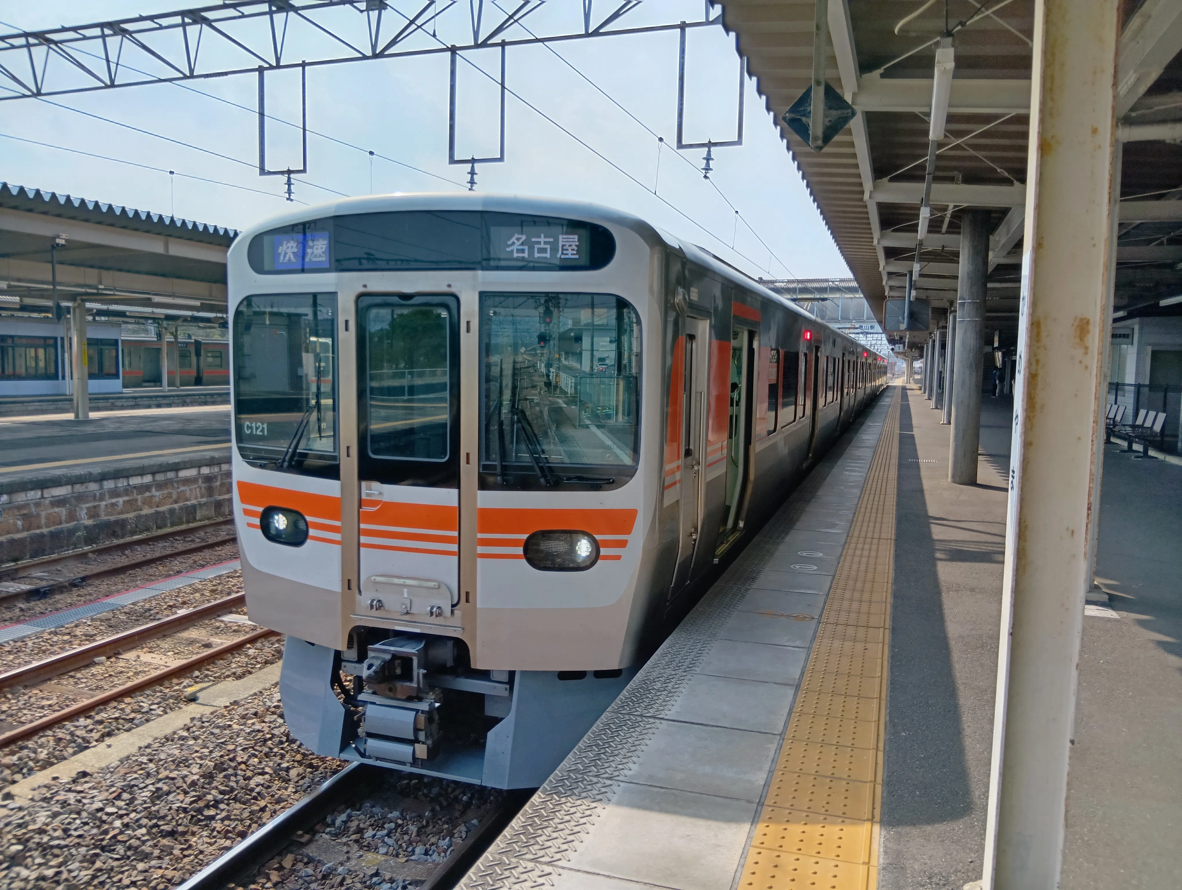 JR亀山駅では滅多に見れない車両｜Blue Train Blog by Masashi