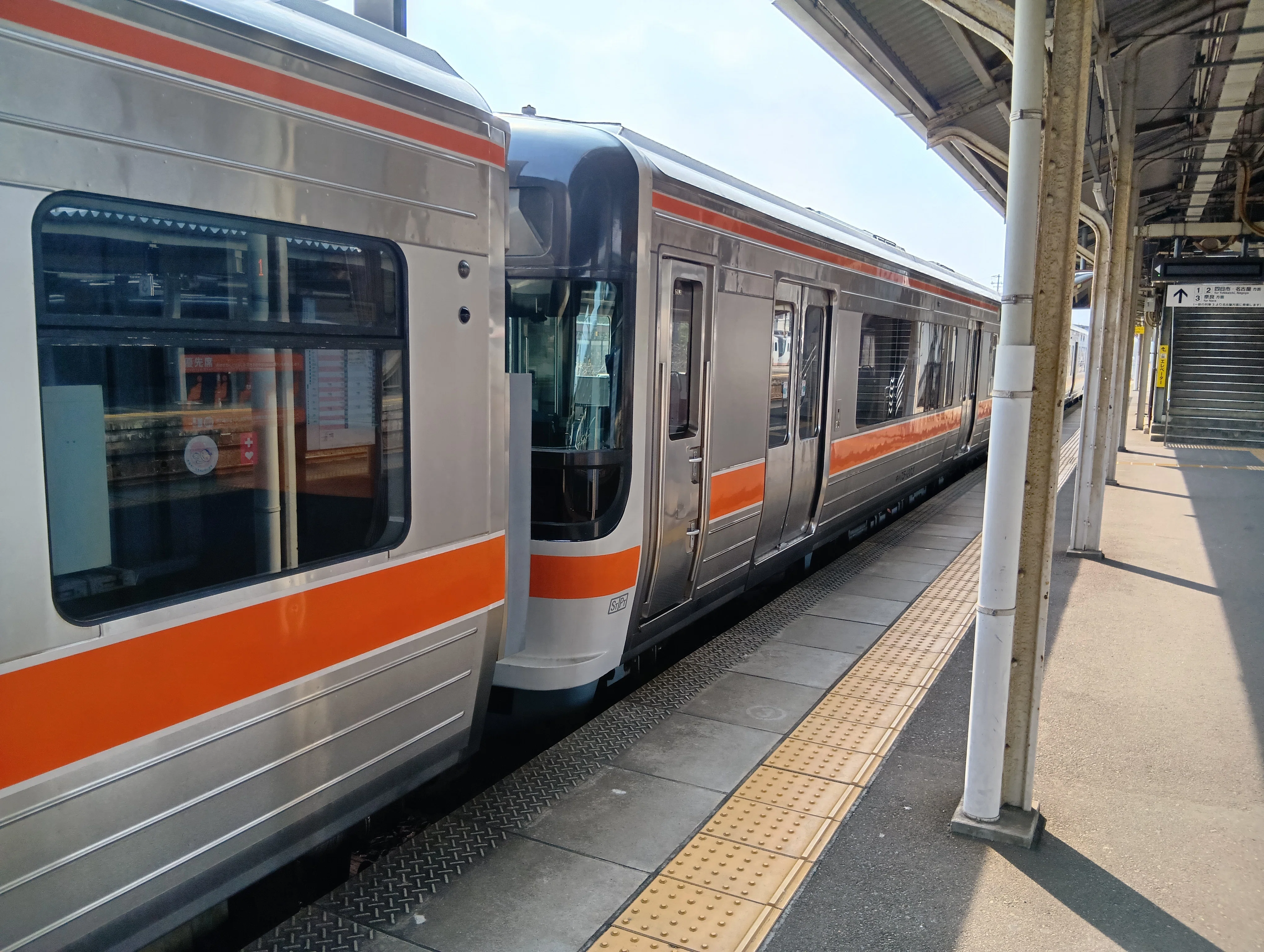 JR亀山駅では滅多に見れない車両｜Blue Train Blog by Masashi