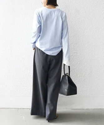 40代向けライトブルーのヘンリーネックプルオーバー レイヤード風トップスの着用イメージ