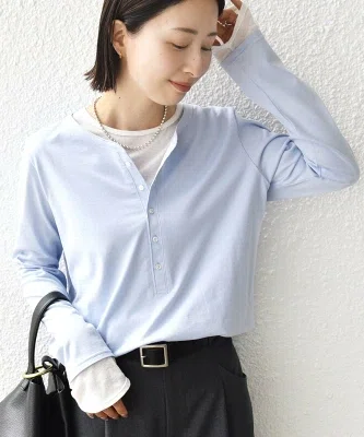 40代向けライトブルーのヘンリーネックプルオーバー レイヤード風トップスの着用イメージ