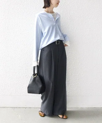 40代向けライトブルーのヘンリーネックプルオーバー レイヤード風トップスの着用イメージ