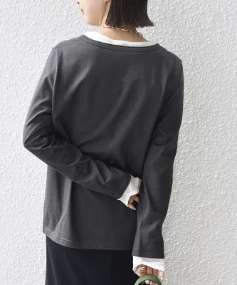 40代向けダークグレーのヘンリーネックプルオーバー レイヤード風トップスの着用イメージ