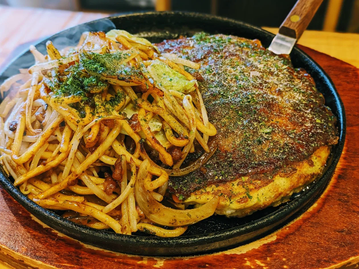 福岡市西区】一口目から驚くフッワフワなお好み焼きとハーフ焼きそばの
