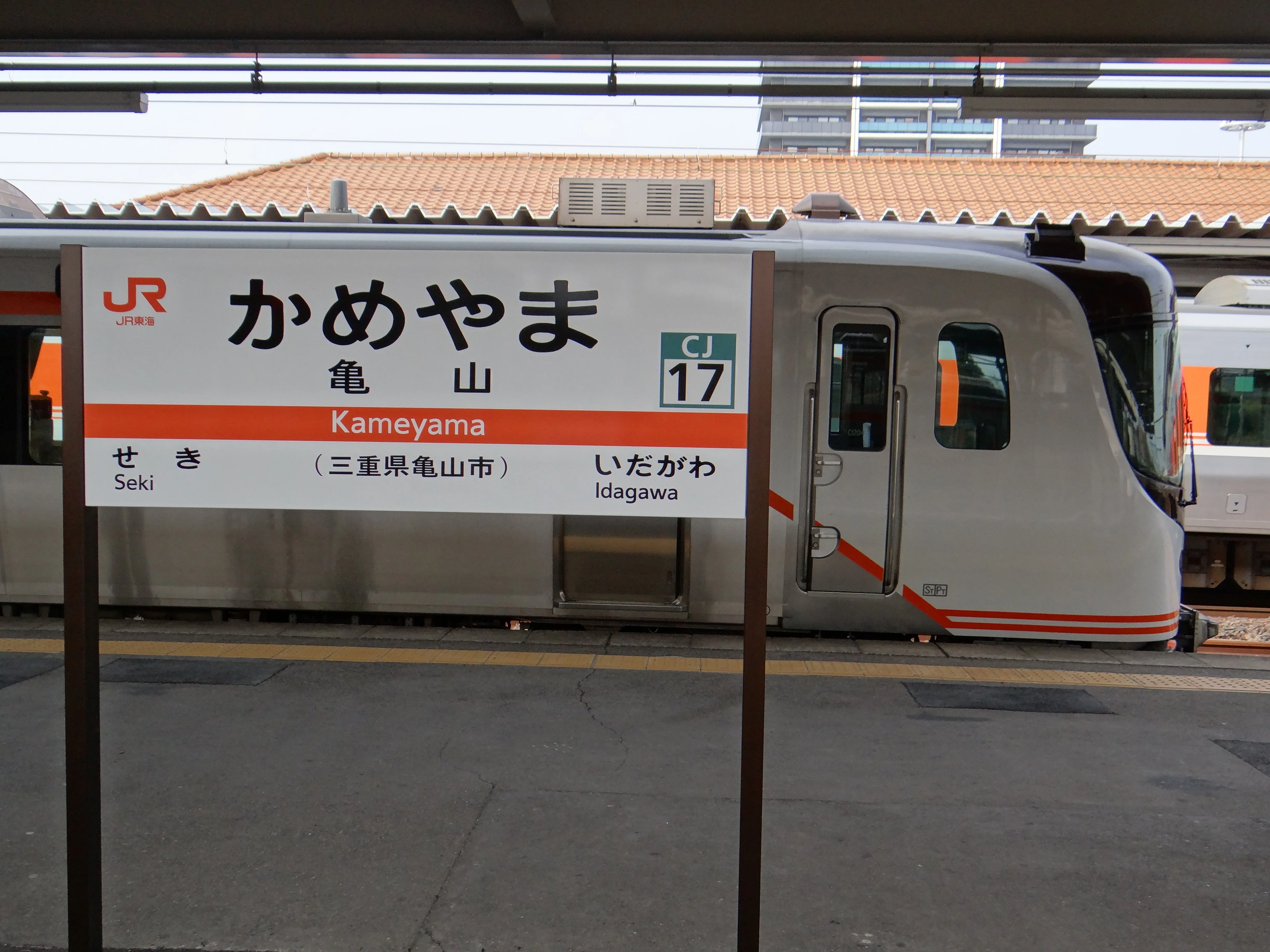 JR亀山駅では滅多に見れない車両｜Blue Train Blog by Masashi