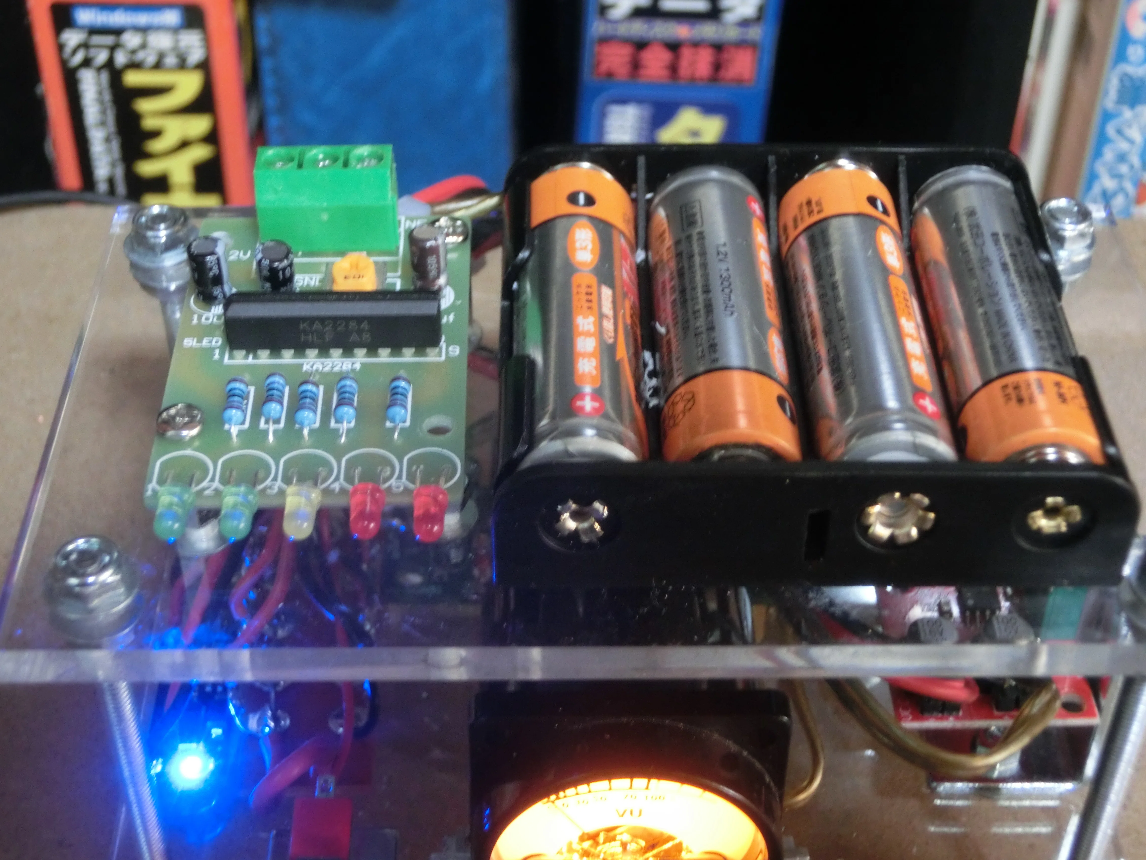 アナログVUメーターを電池式で動かすことで何とか完成させることに成功