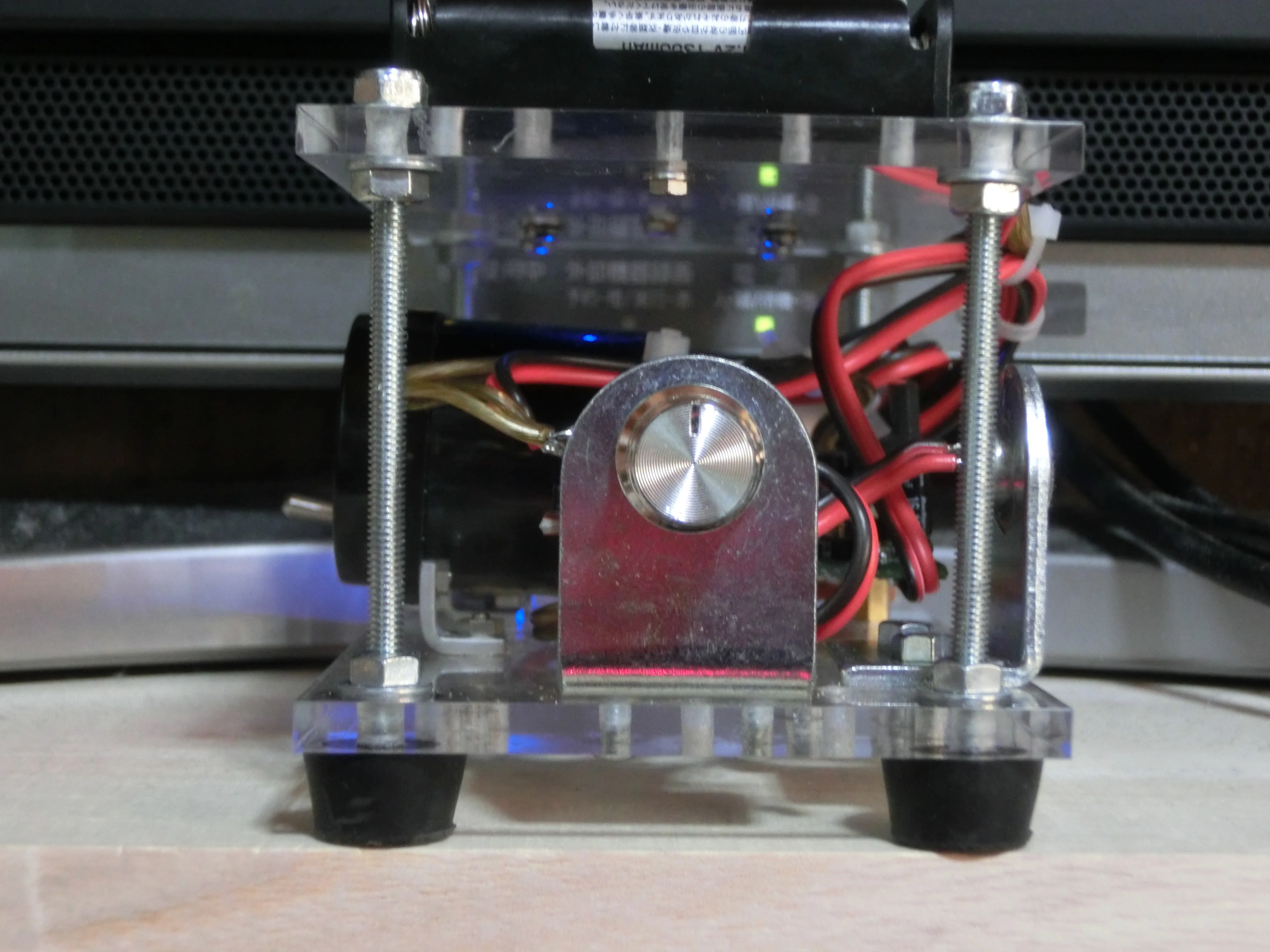 アナログVUメーターを電池式で動かすことで何とか完成させることに成功