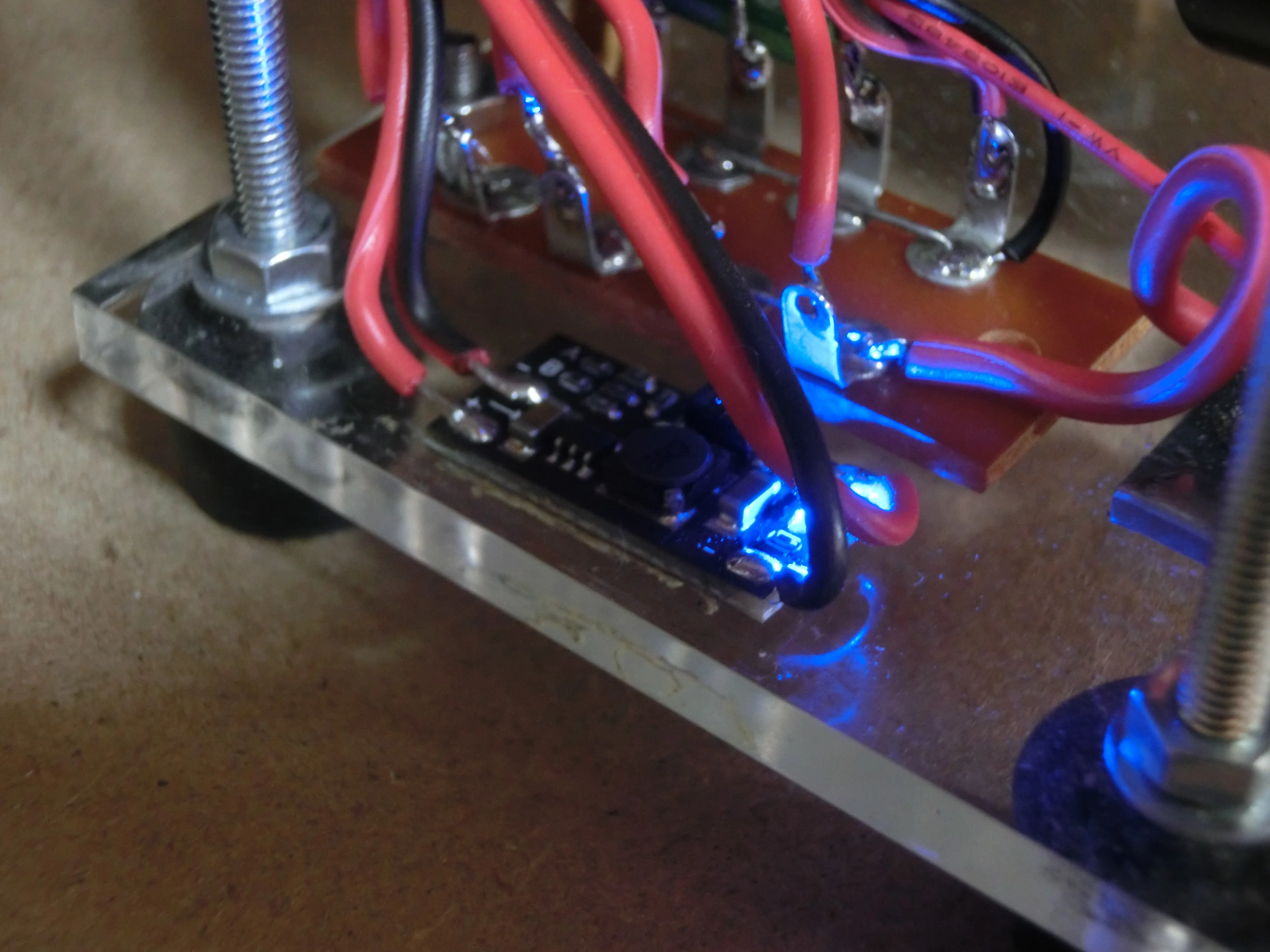 アナログVUメーターを電池式で動かすことで何とか完成させることに成功