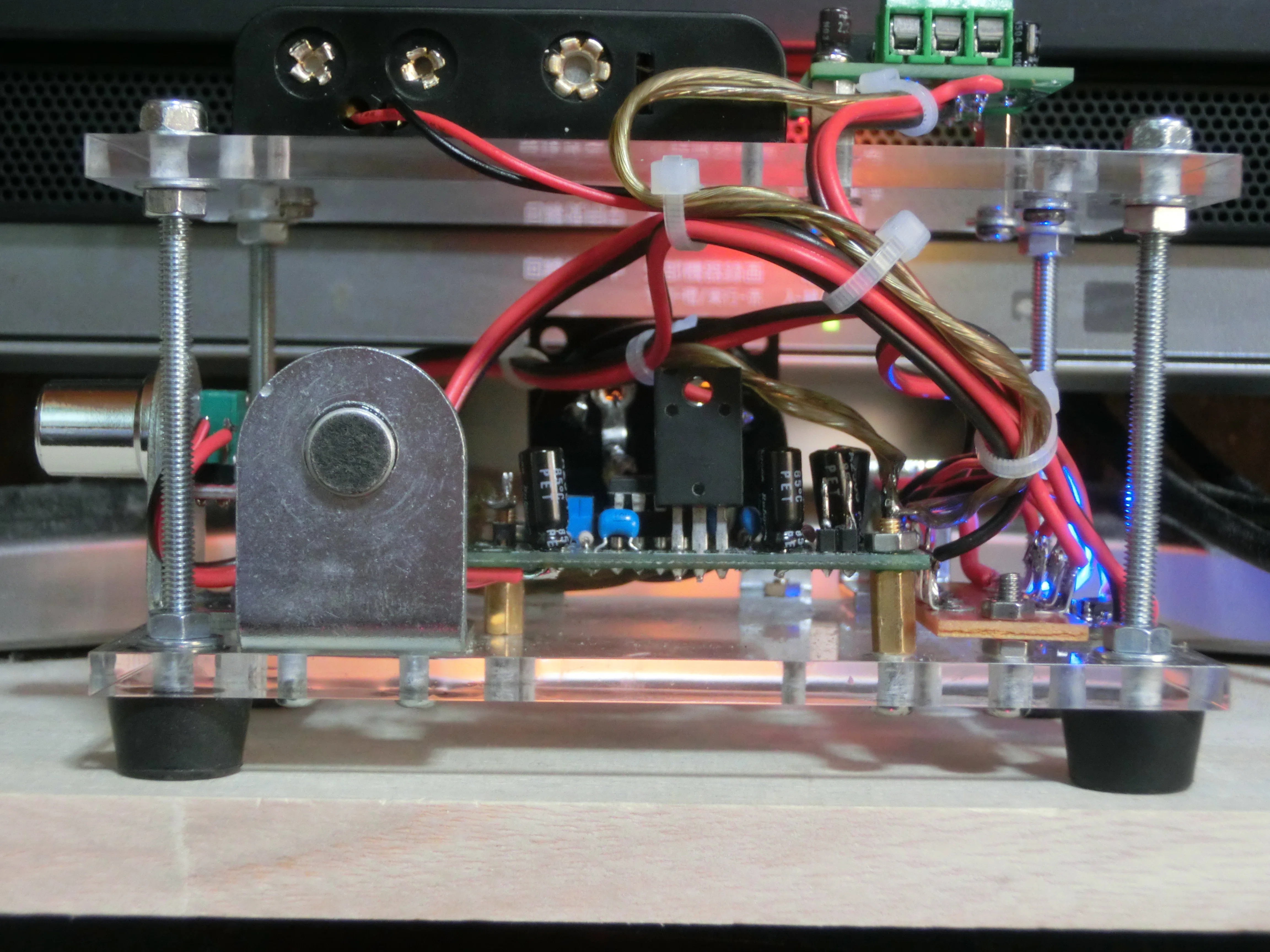 アナログVUメーターを電池式で動かすことで何とか完成させることに成功