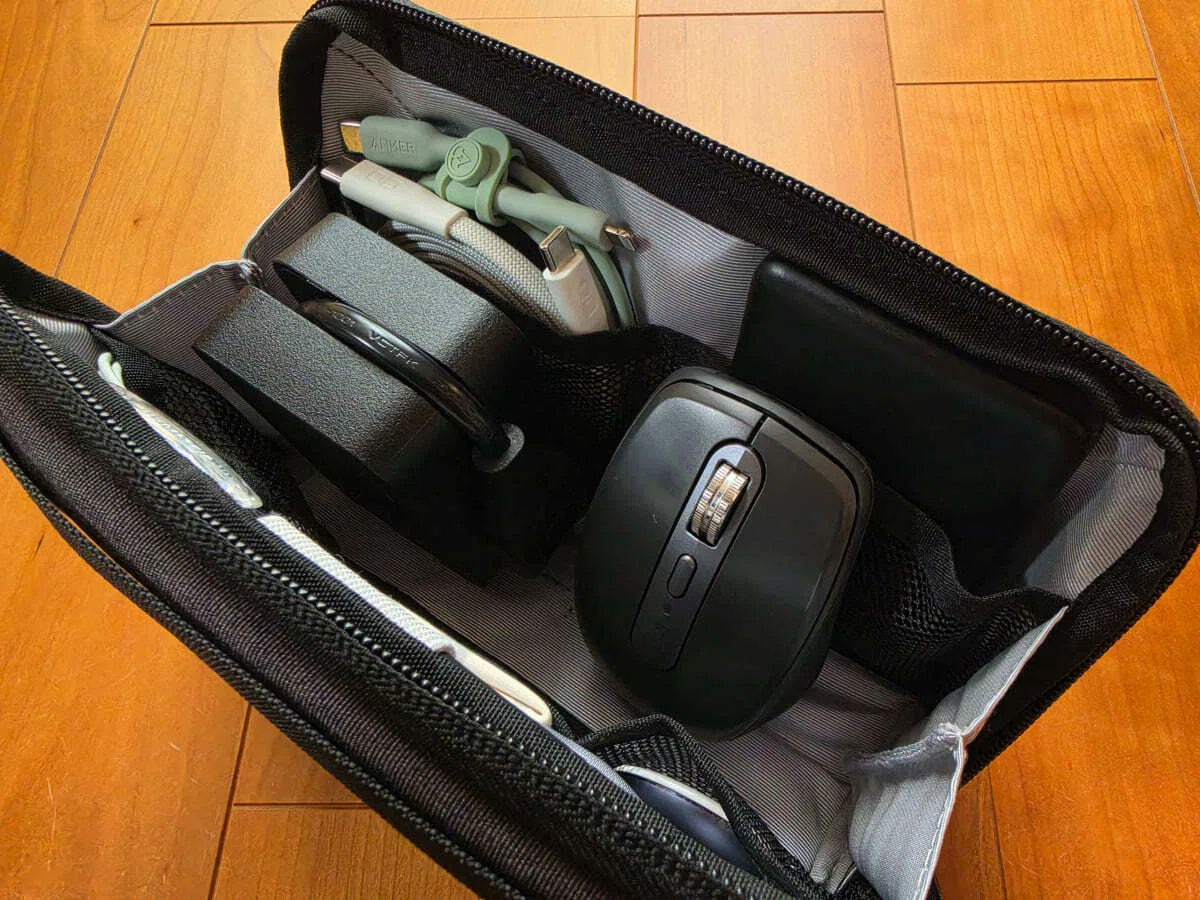 コクヨのガジェットポーチ BIZRACKをレビュー。M / Lサイズで比較