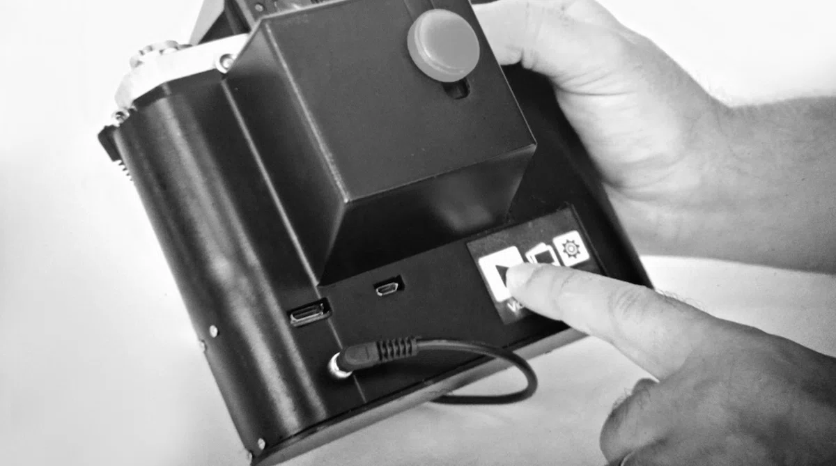 大きく張り出した背面でファインダーが除けず