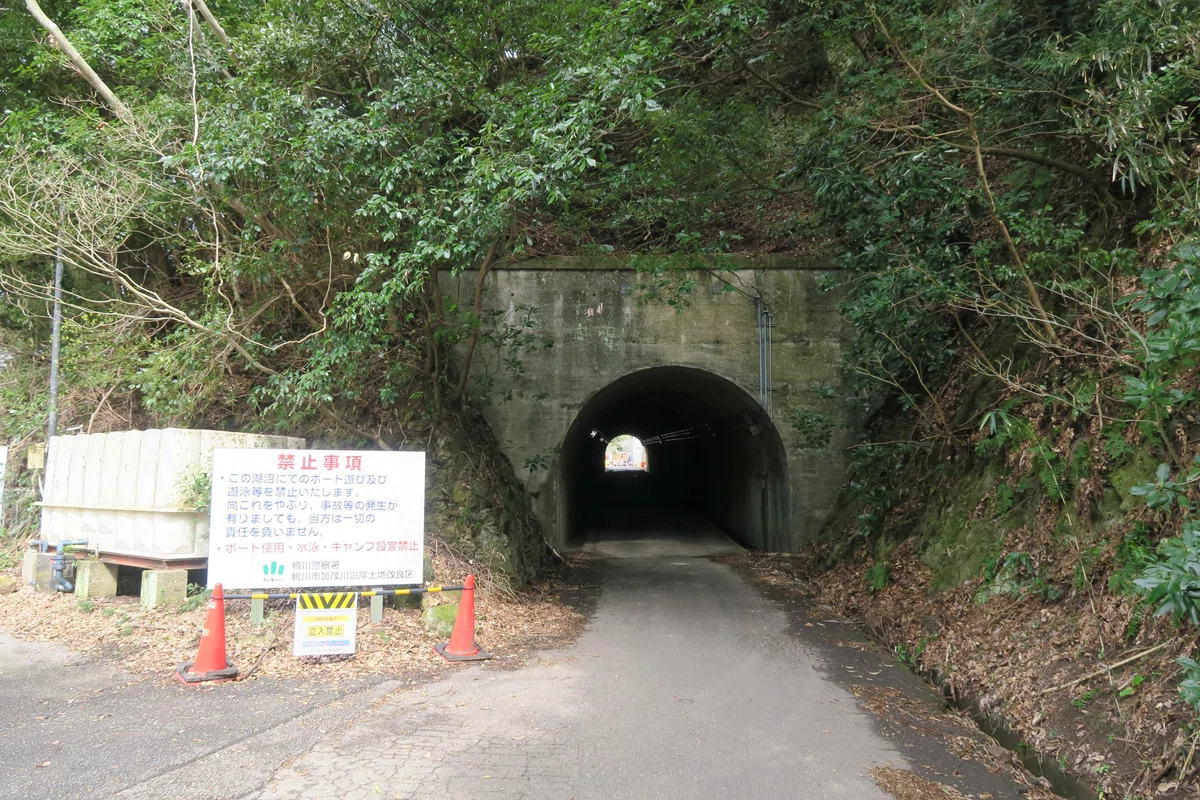 金山ダム船代橋に向かうトンネル