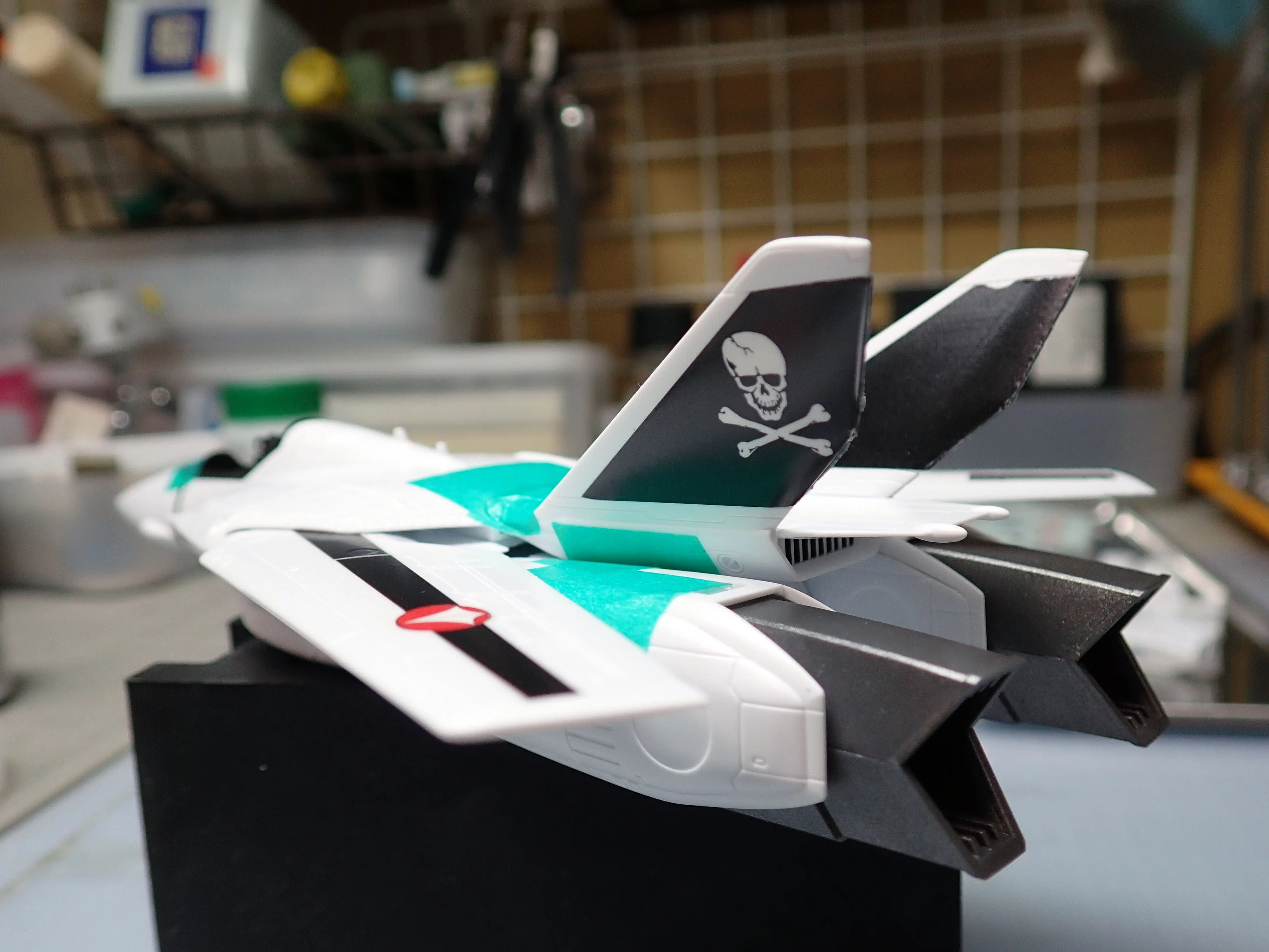 The Appeal of Molded Color Finishes: 1/72 Macross VF-1 Fighter