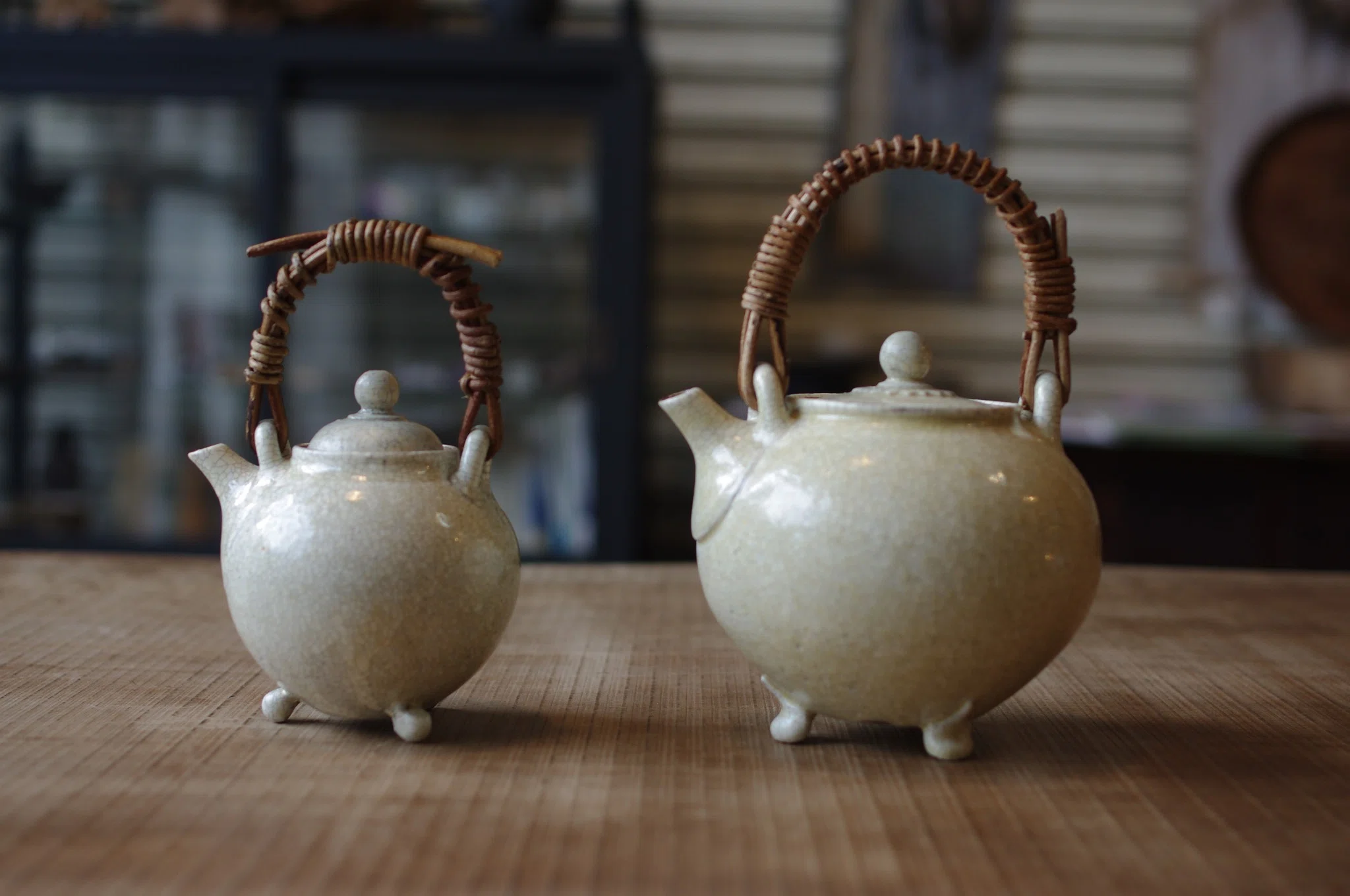 古琉球　壷屋焼三つ足急須 足付き土瓶 ― 火の上の美しさ｜お茶を片手に読む話