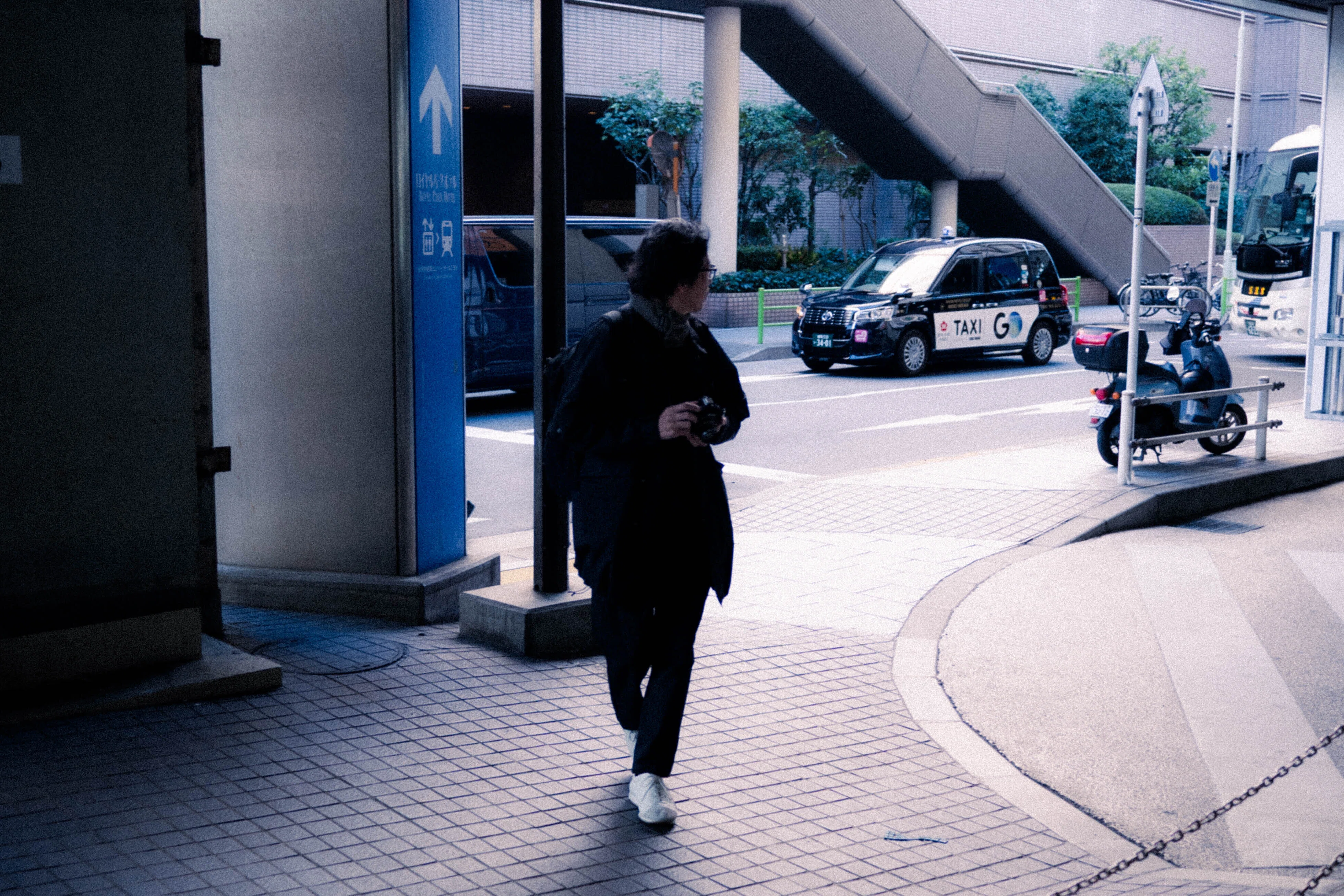 迷う人 Zfで街を歩くならこの一本でいい｜NIKKOR Z 28mm SEという選択｜Andy