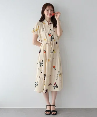 花柄のロングワンピース スキッパーネックですっきり見えるコーデ