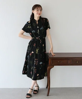 スキッパーネックの花柄ワンピース 顔まわりがすっきり見えるデザイン