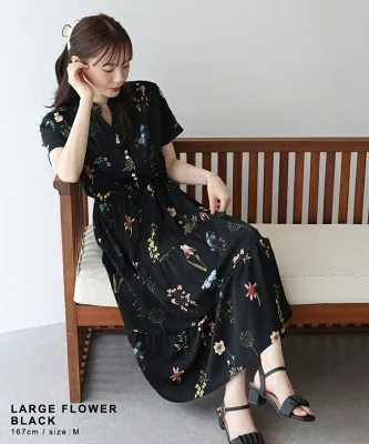 ティアードスカートの花柄ロングワンピース 軽やかに揺れるシルエット