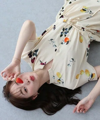 花柄のロングワンピース スキッパーネックですっきり見えるコーデ