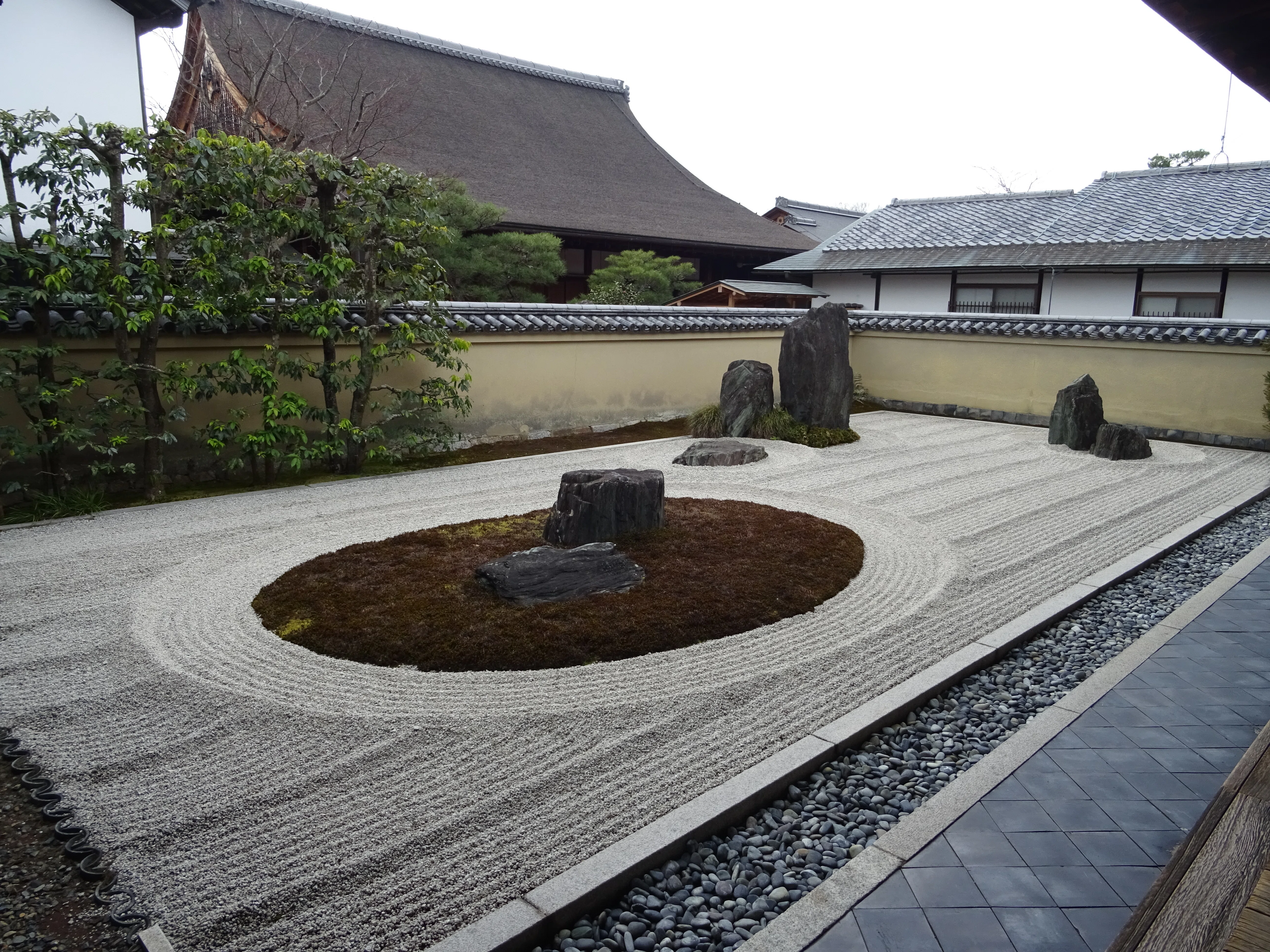 京都・冬の石庭めぐり －大徳寺から重森三玲庭園美術館－｜東陽一