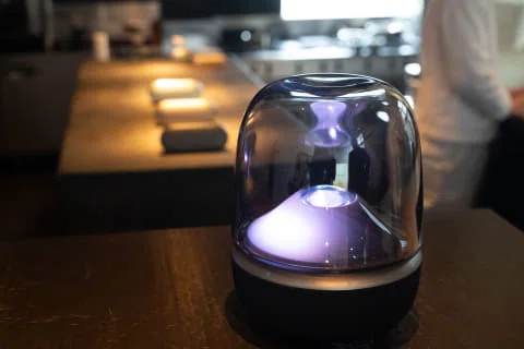 Harman Kardon〉AURA STUDIO 5 Wi-Fi — 光と音が溶け合う、部屋ごと