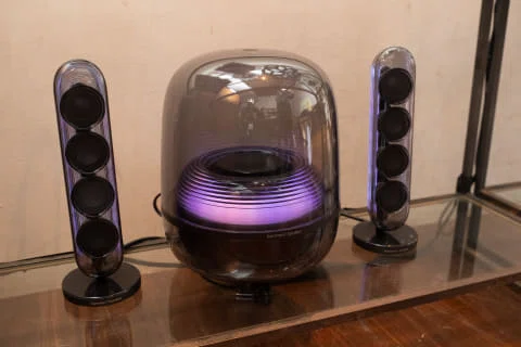 Harman Kardon〉AURA STUDIO 5 Wi-Fi — 光と音が溶け合う、部屋ごと