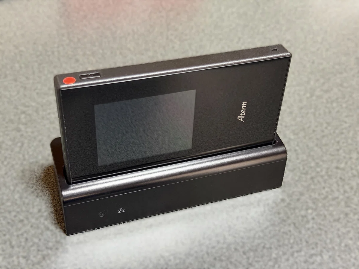 NEC Aterm MR05LN クレードルセット。実家のネット回線見直しで導入し、楽天モバイルと組み合わせてもうすぐ5年使っているモバイルルーター