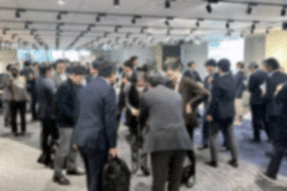 マッチングサポーターにより、来場者が交流している様子