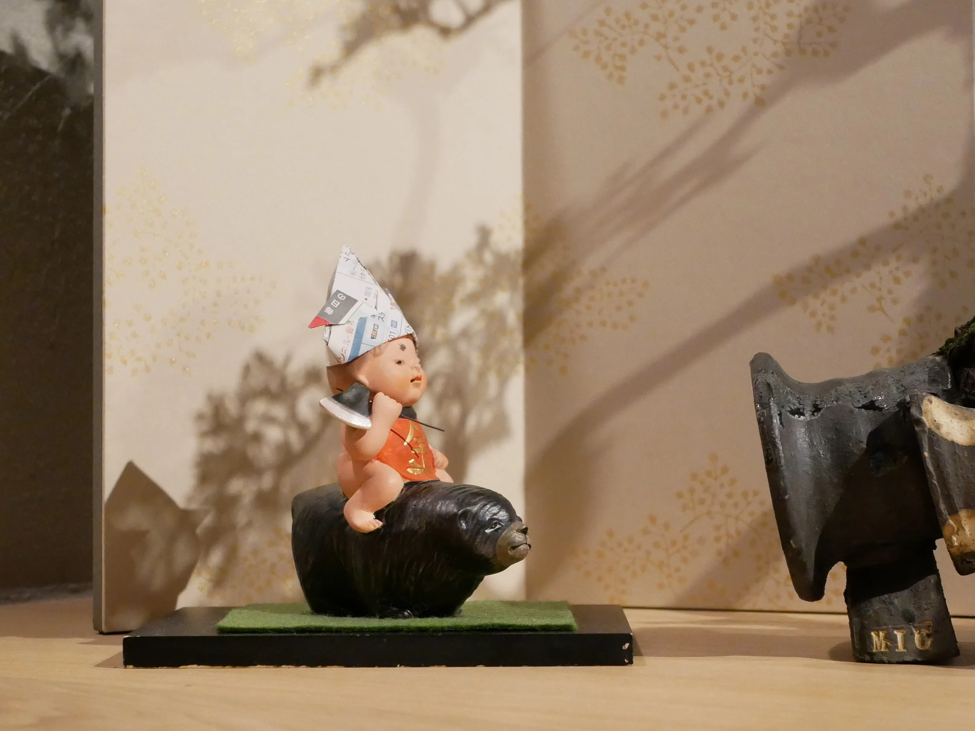 希少品   布を持つ農婦 工芸品　置物 端午の節句を「寿ぐ」小物たち｜大西人形五代目の、節句の作法。