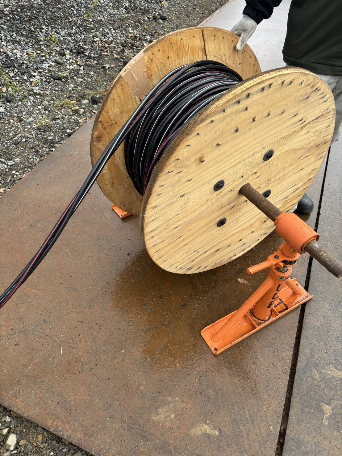 ケーブルドラムからCVTを引き出す様子