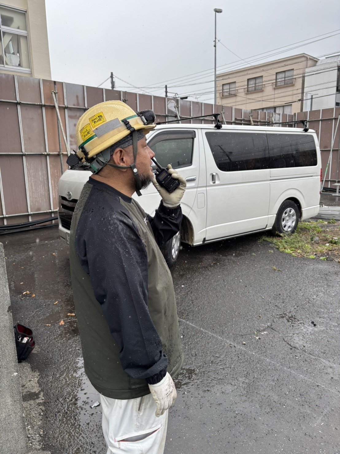 トランシーバーで合図を送る様子