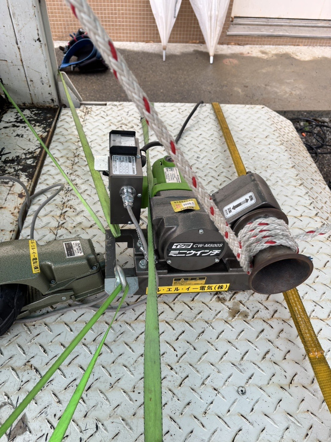 エル・エル・イー電気のトラックとウィンチの準備風景