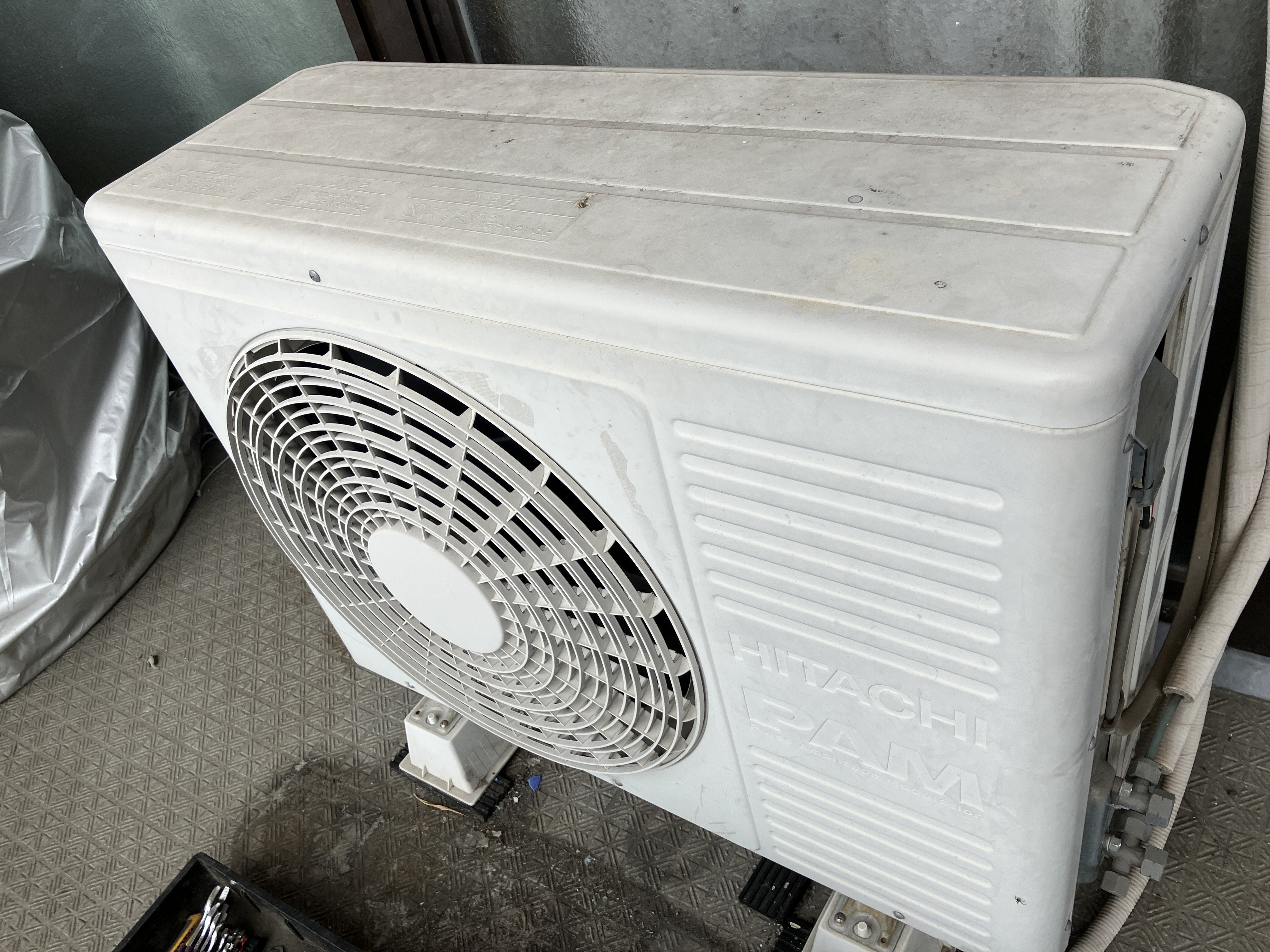 【お譲り先決まりました】エアコン、室外機【取り外し済み】 Air conditioner removal] A professional installer who installs