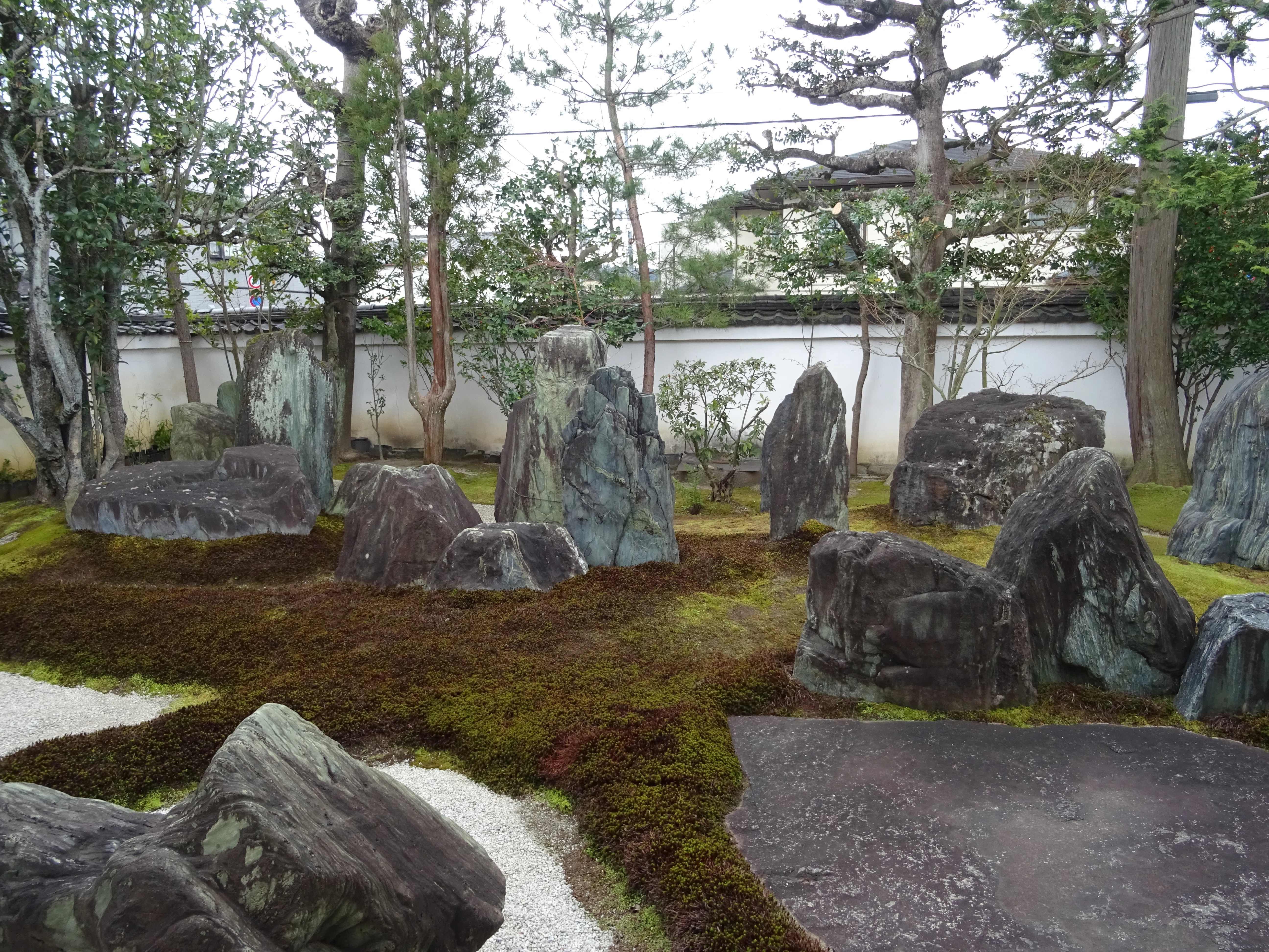 京都・冬の石庭めぐり －大徳寺から重森三玲庭園美術館－｜東陽一