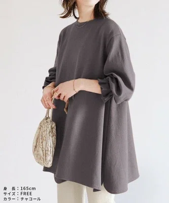 大人かわいく体型カバーするタックスリーブフレアカットソーの着用イメージ