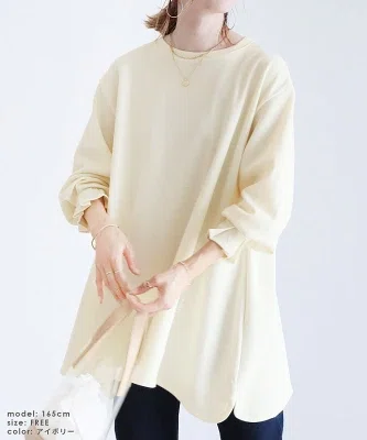 大人かわいく体型カバーするタックスリーブフレアカットソーの着用イメージ