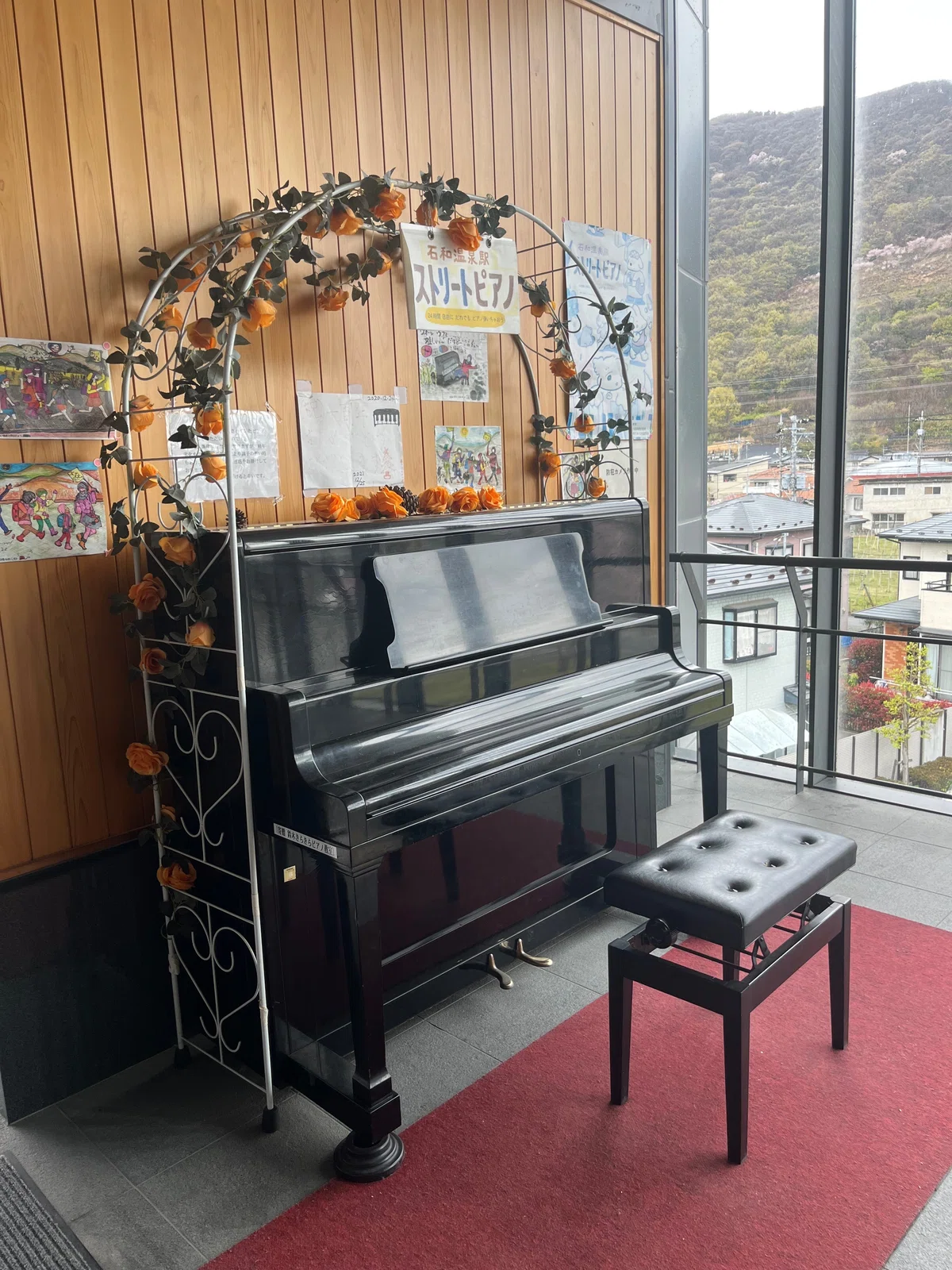 山梨の石和温泉駅のストリートピアノ|あい|ピアノ講師・カリンバ講師