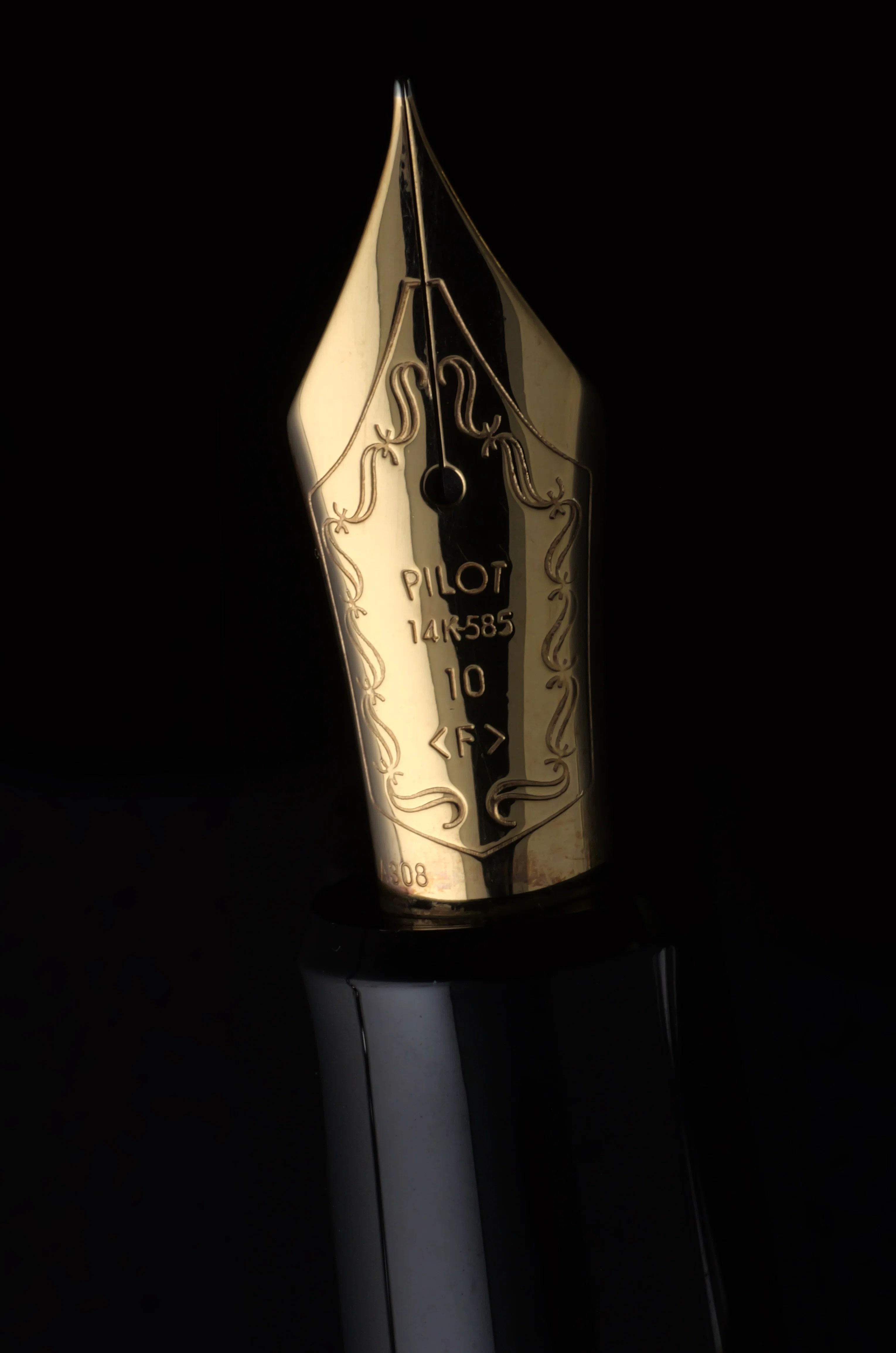 タキシードではない。SPのブラックスーツだ ― PILOT CUSTOM 742｜Hideo