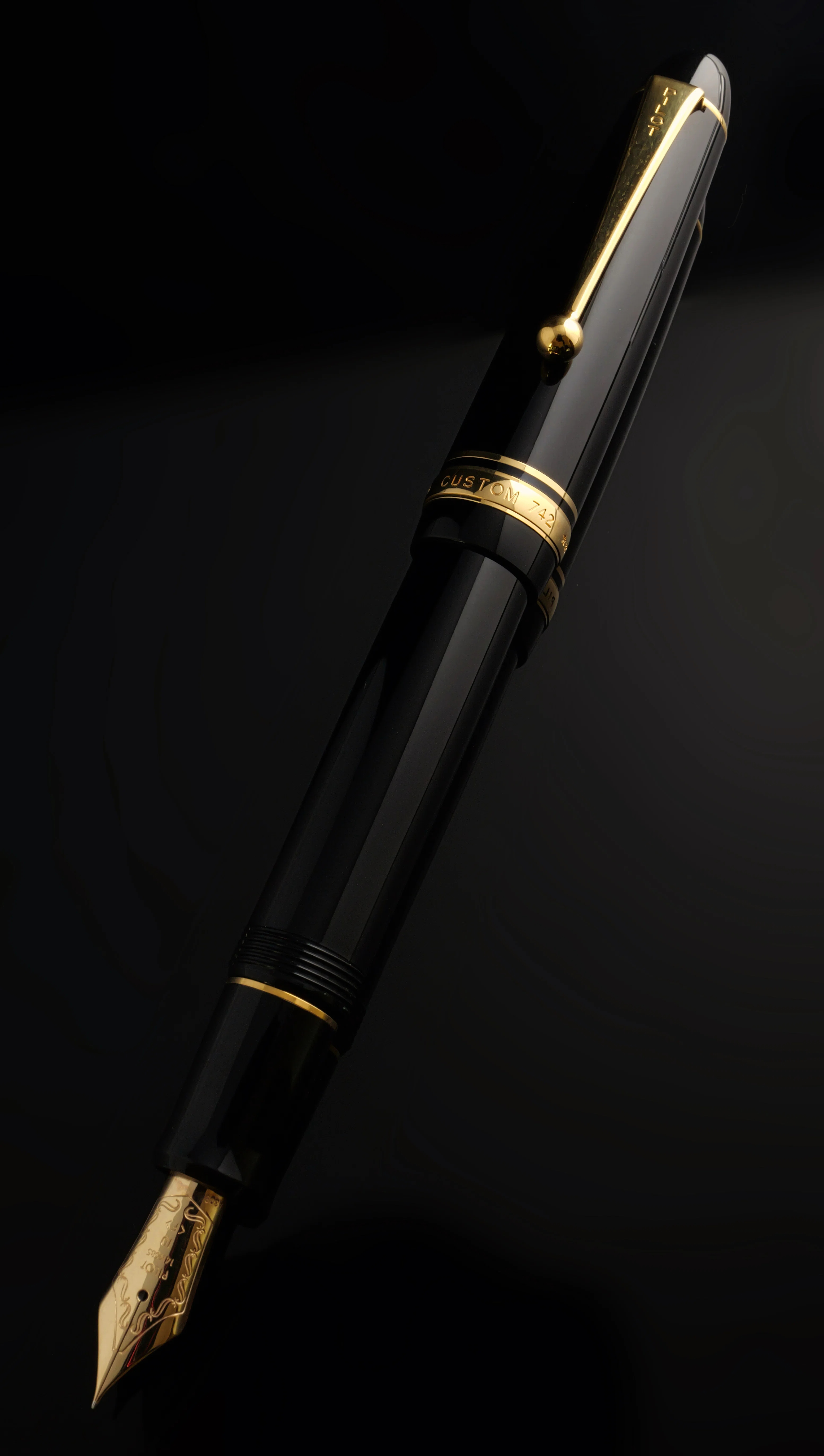 タキシードではない。SPのブラックスーツだ ― PILOT CUSTOM 742｜Hideo