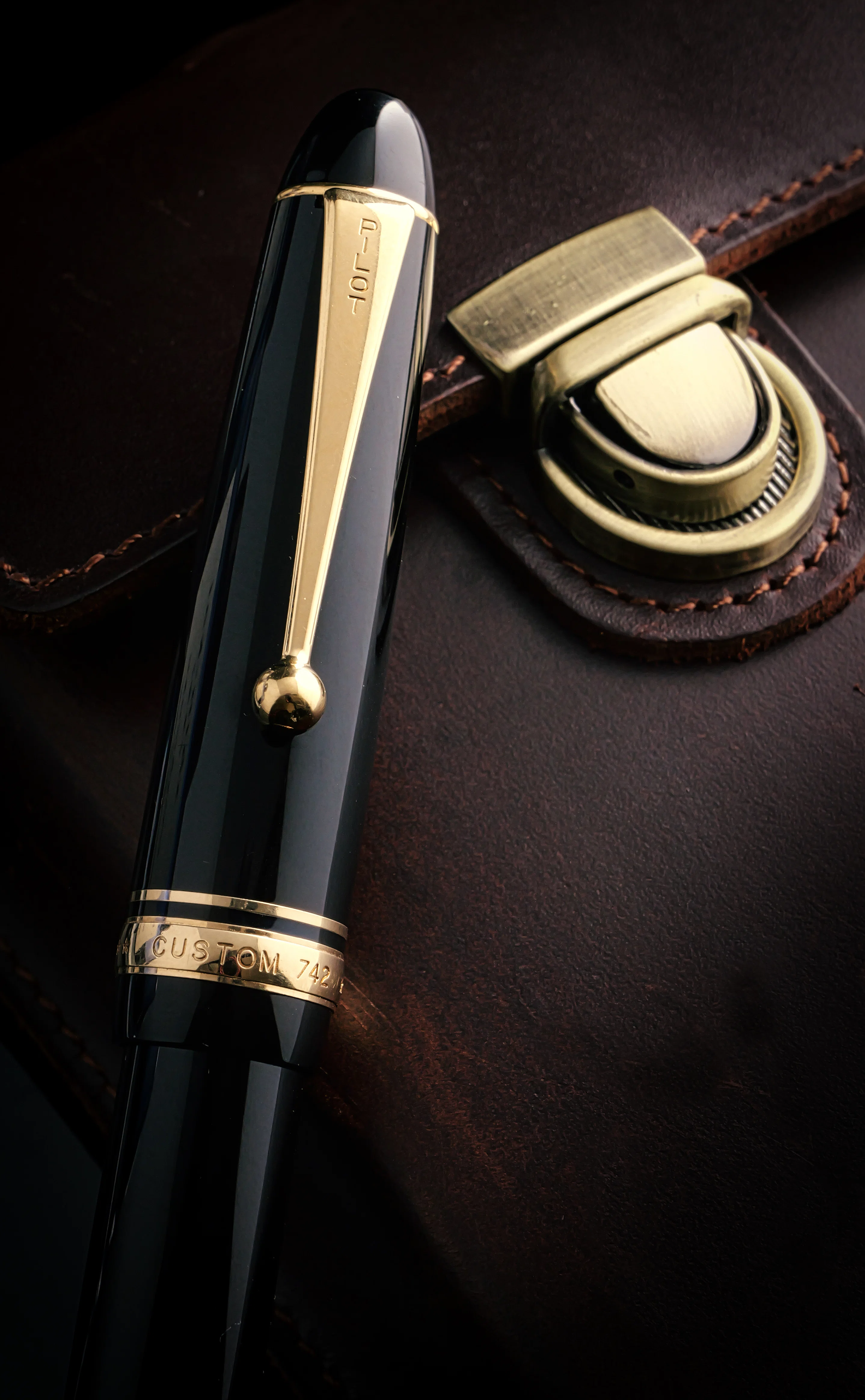 タキシードではない。SPのブラックスーツだ ― PILOT CUSTOM 742｜Hideo