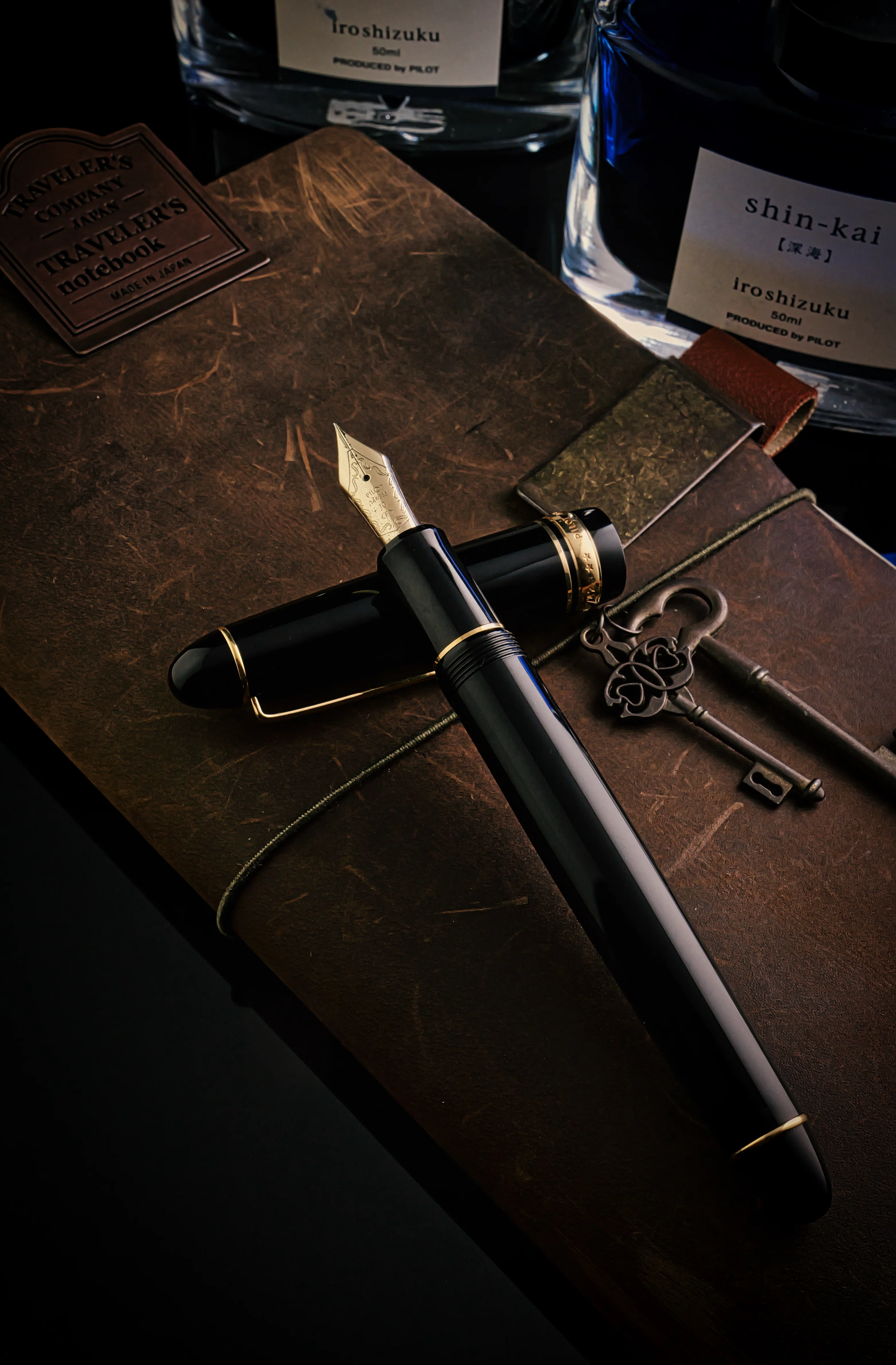 タキシードではない。SPのブラックスーツだ ― PILOT CUSTOM 742｜Hideo