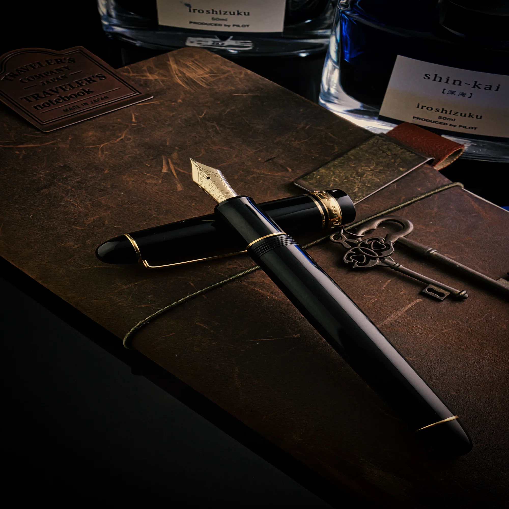 タキシードではない。SPのブラックスーツだ ― PILOT CUSTOM 742｜Hideo 