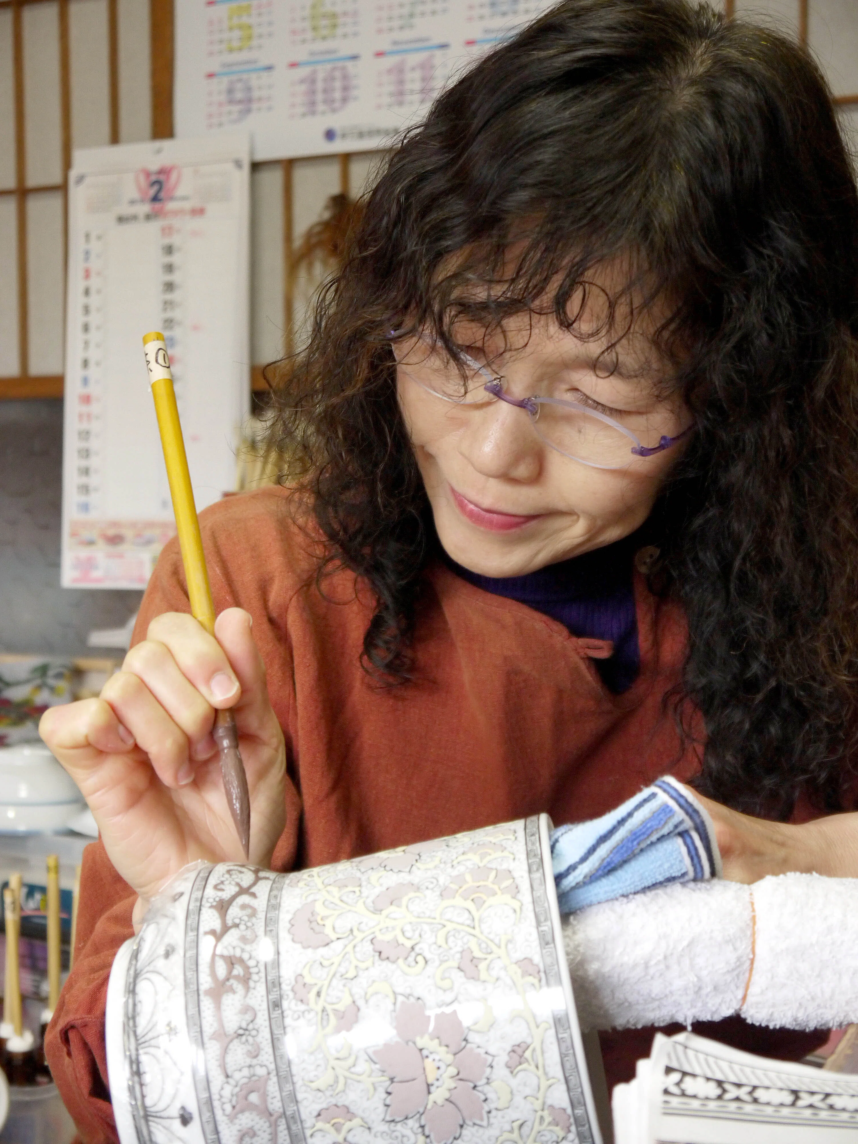 足元の花に、伊万里・有田焼400年の光を。伝統工芸士・梶原真理江が
