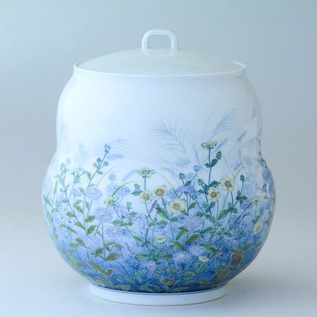 足元の花に、伊万里・有田焼400年の光を。伝統工芸士・梶原真理江が
