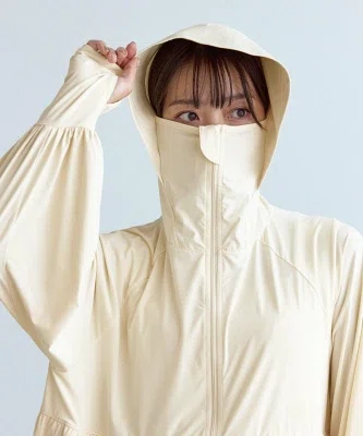 30代向けのUVパーカーを紹介する「今日の普段着」の見出し画像。キナリ系の軽い羽織りで、春夏の日差し対策や接触冷感素材が魅力の一枚。
