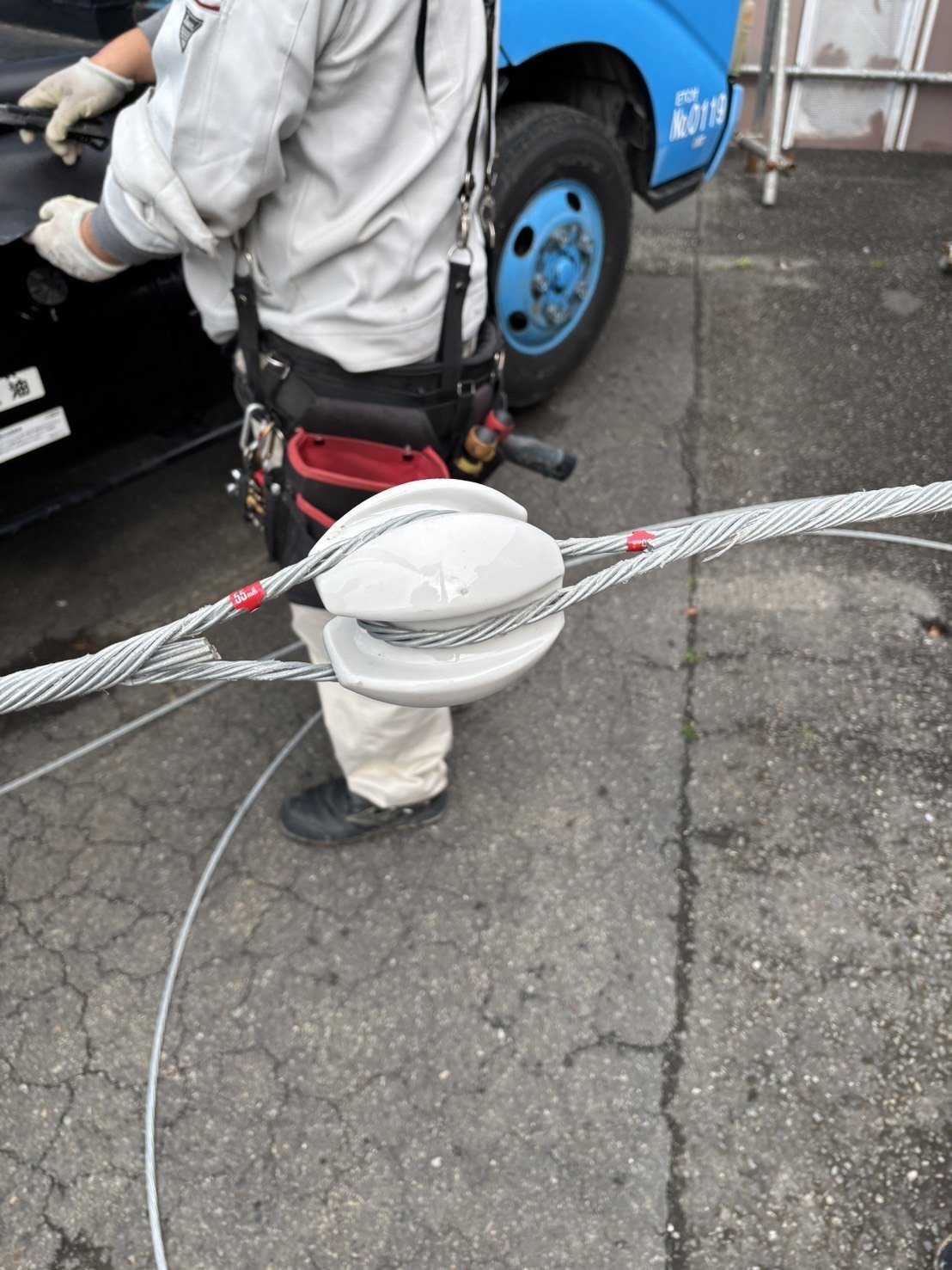 支線に取り付けた玉碍子